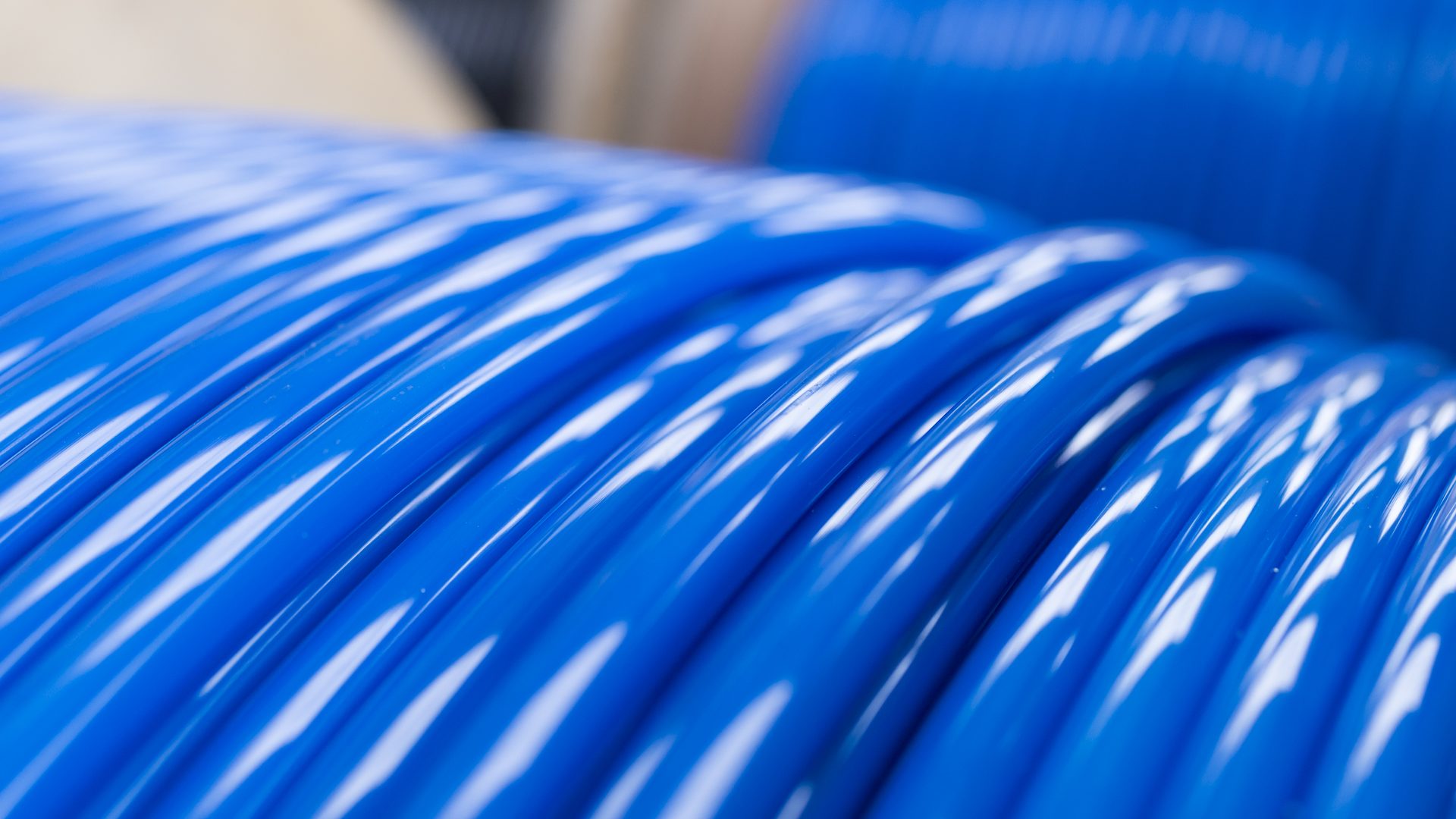 Blaue Pneumatikschläuche auf Spulen in der Extrusion bei eba pneumatic in Schwaikheim